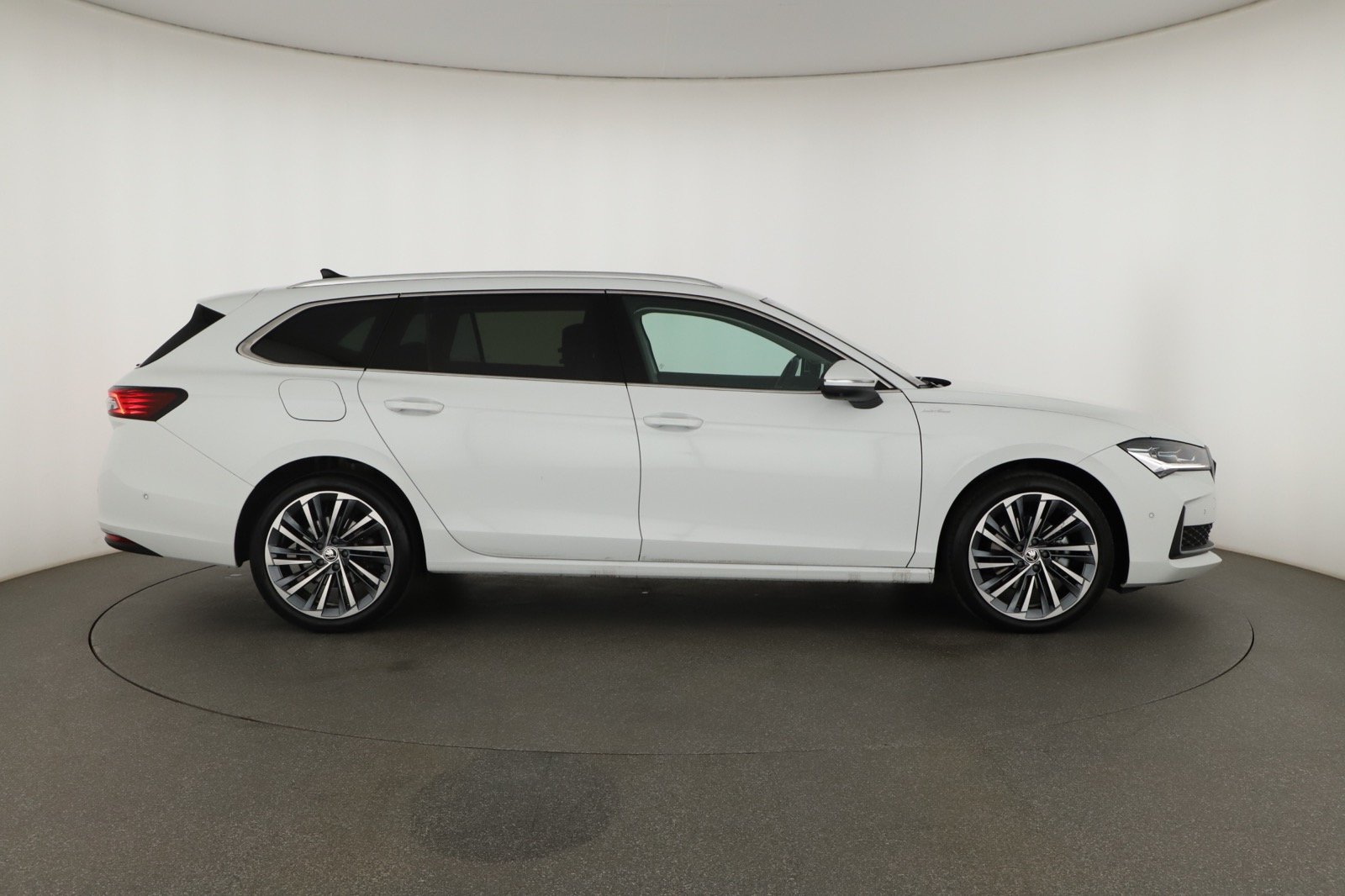 Škoda Superb - 2024