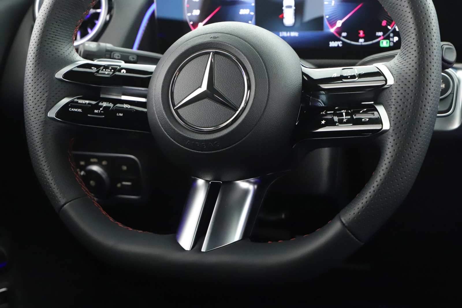 Mercedes-Benz GLB - 2024