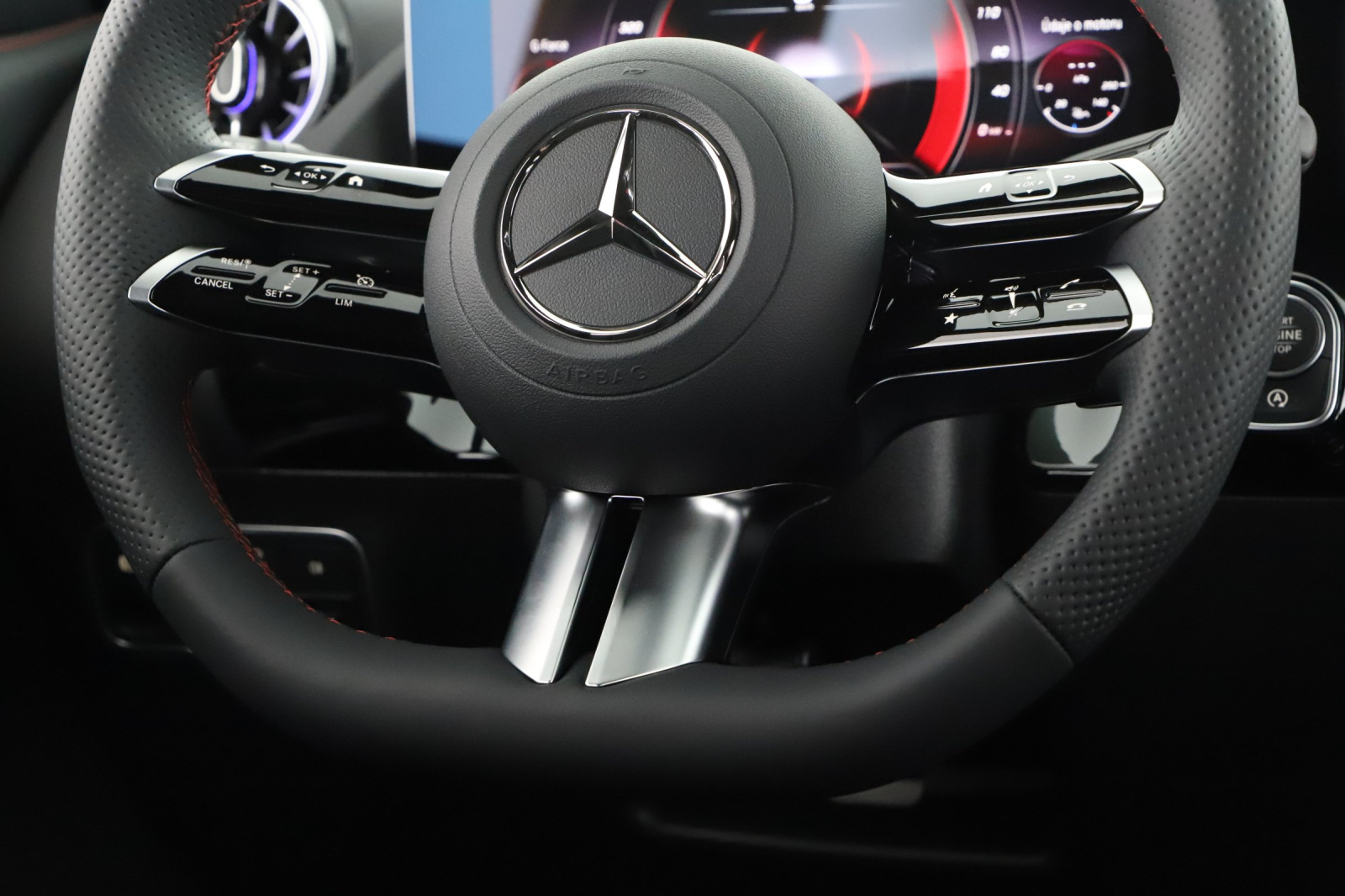 Mercedes-Benz GLA - 2024