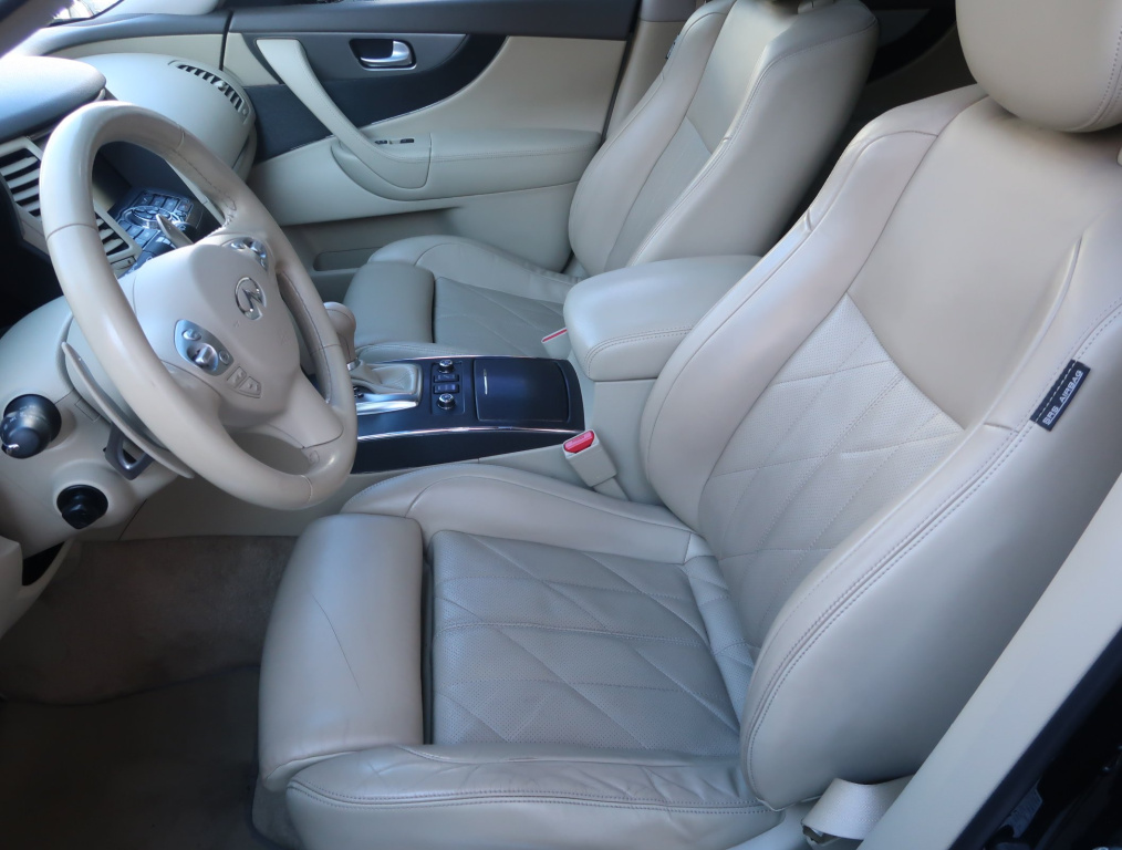 Infiniti QX70