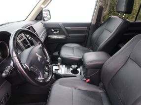 Mitsubishi Pajero - 2016