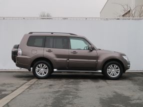 Mitsubishi Pajero - 2016