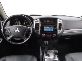 Mitsubishi Pajero - 2016