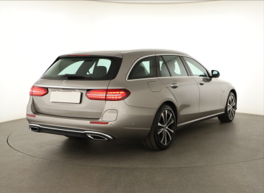Mercedes-Benz E - 2021