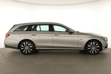 Mercedes-Benz E - 2021