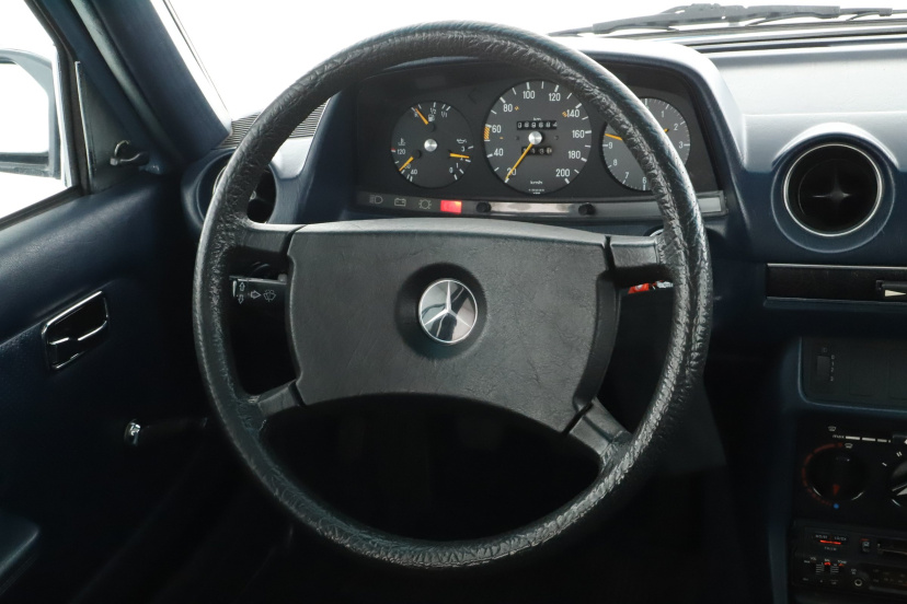 Mercedes-Benz W123, 1982