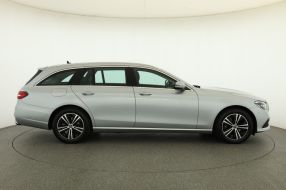 Mercedes-Benz E - 2021