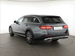 Mercedes-Benz E - 2021