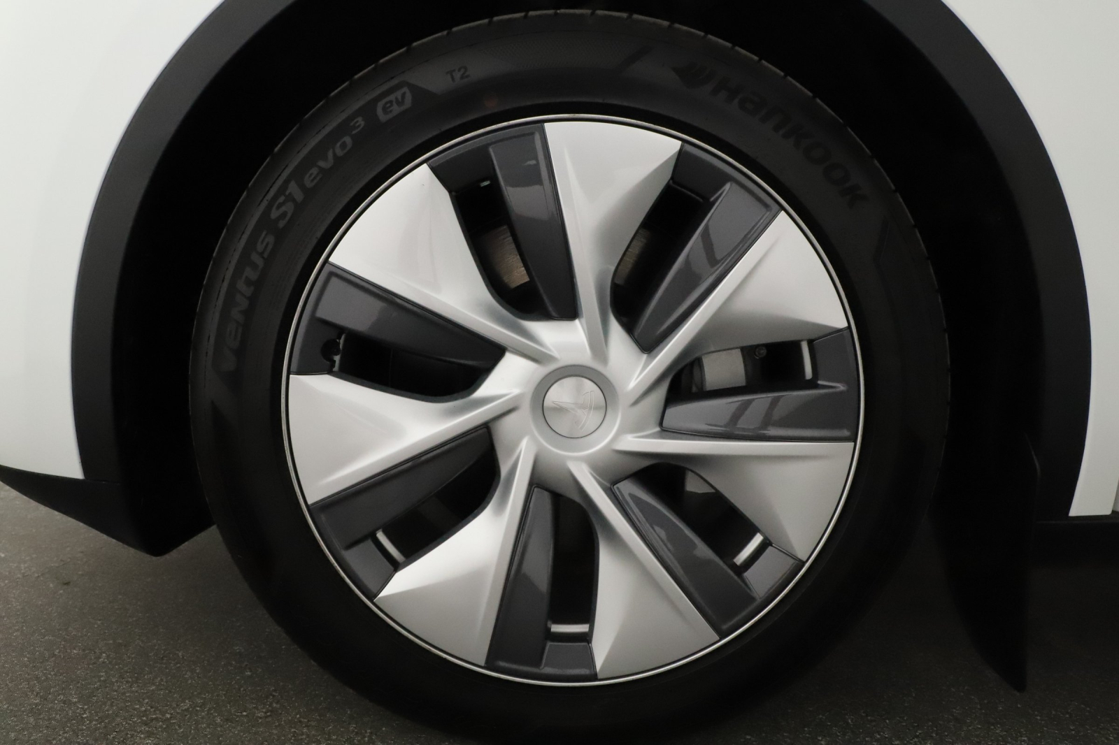 Tesla Model Y - 2023