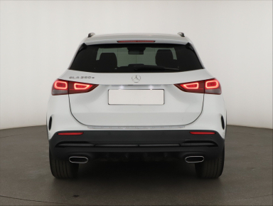 Mercedes-Benz GLA - 2021