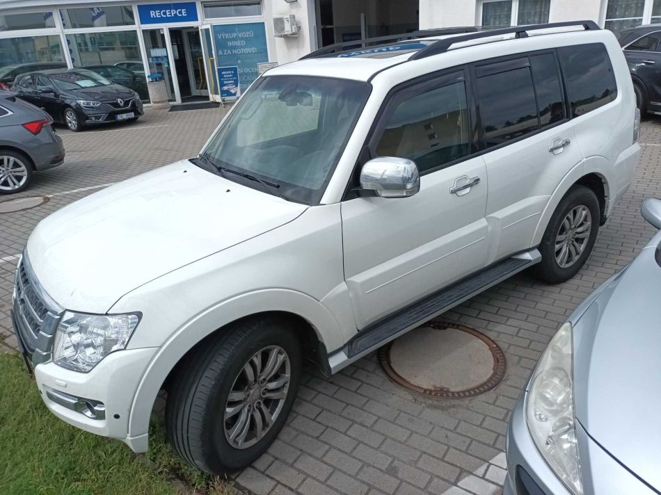 Mitsubishi Pajero - 2016