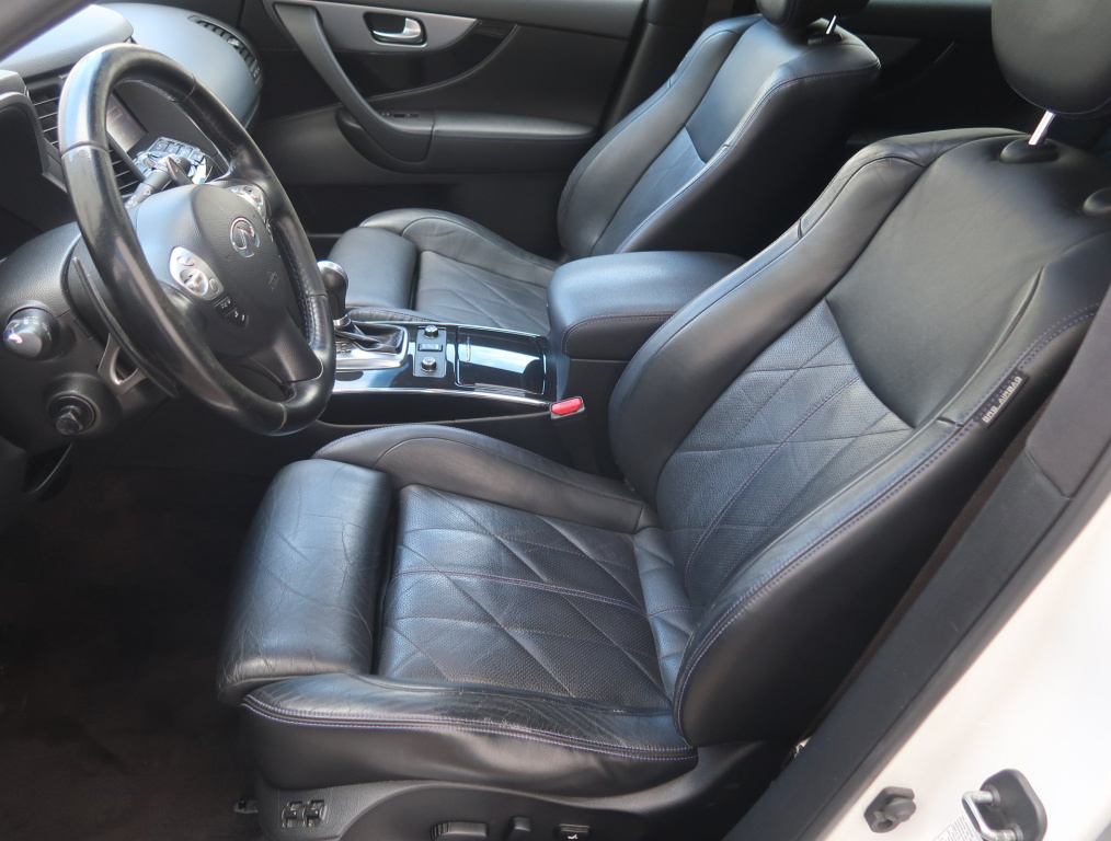 Infiniti QX70