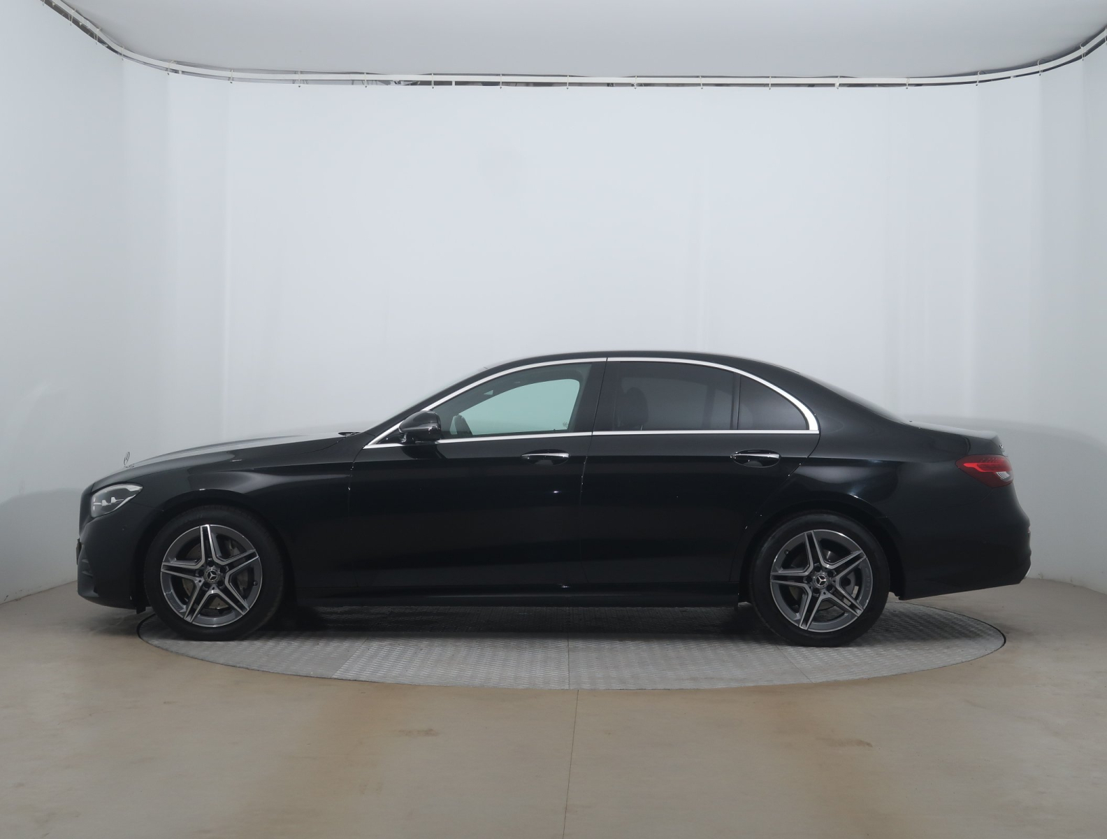 Mercedes-Benz E - 2023