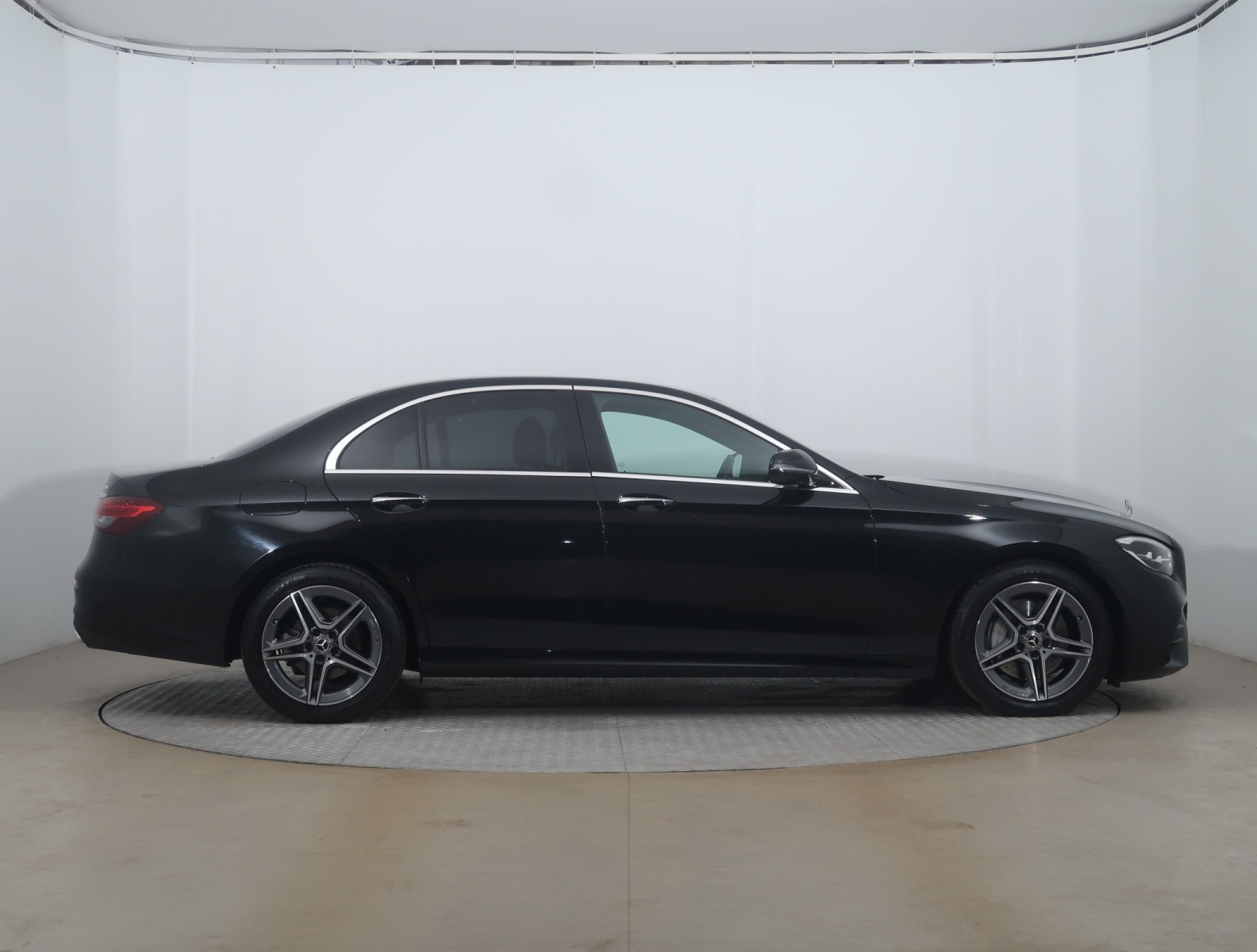 Mercedes-Benz E - 2023