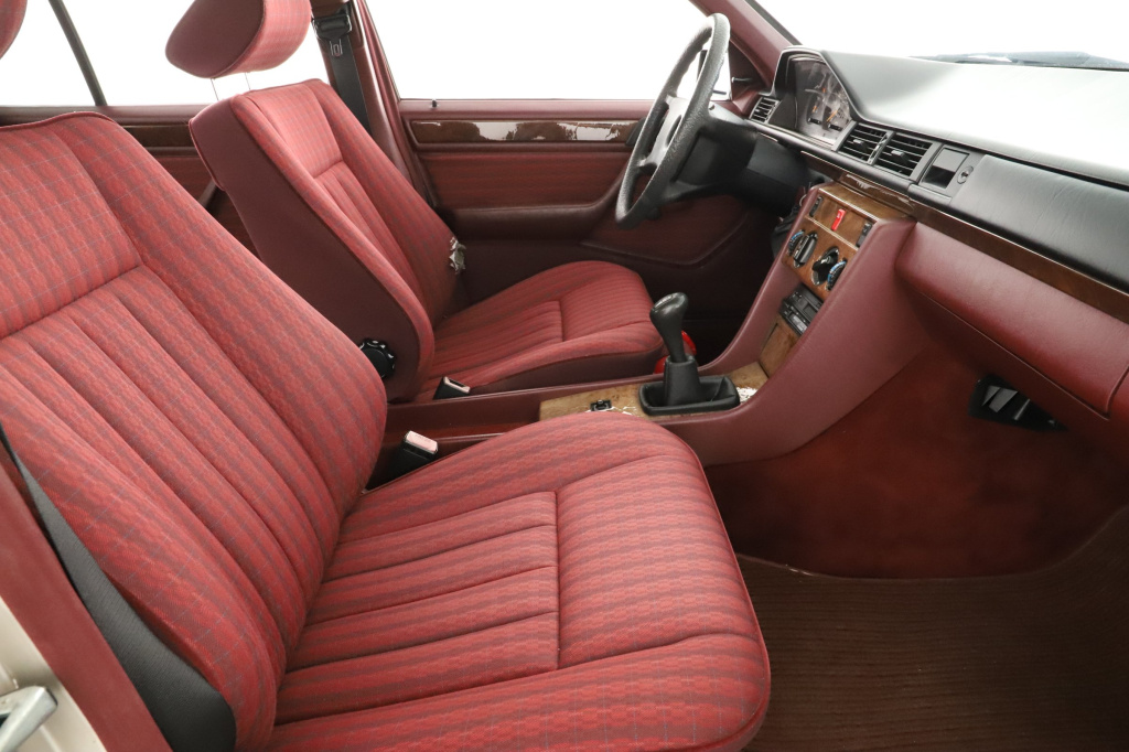 Mercedes-Benz W124