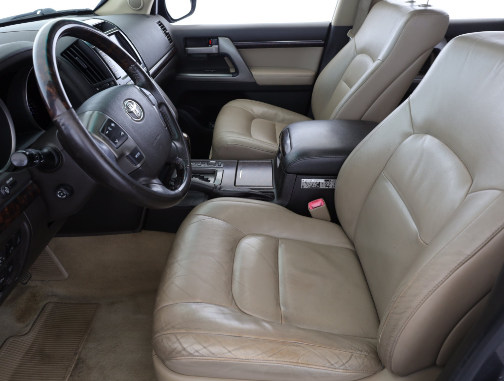 Toyota Land Cruiser V8
