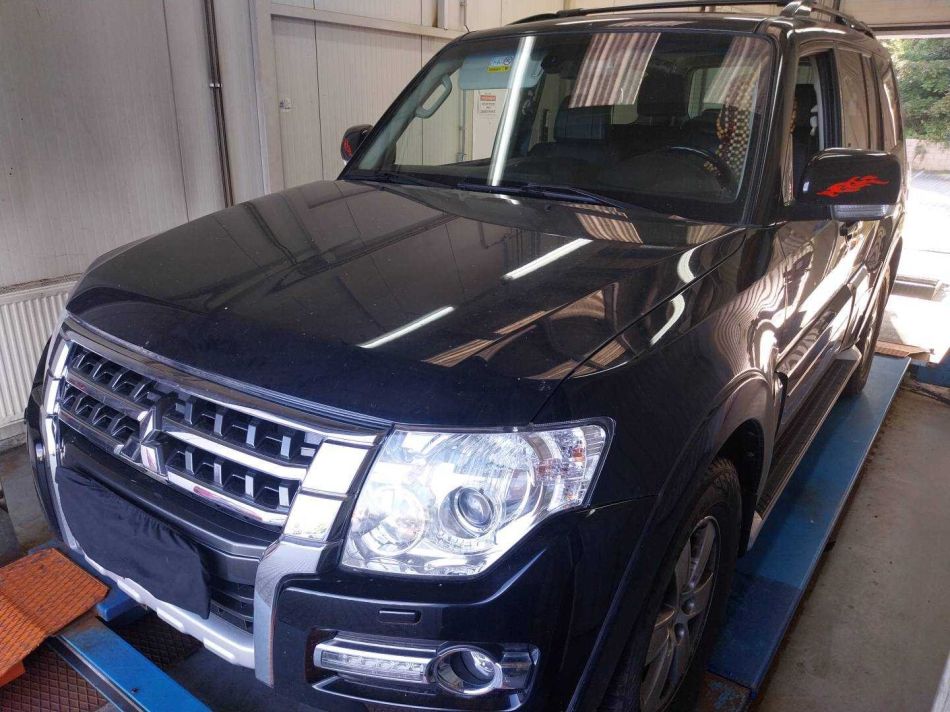 Mitsubishi Pajero - 2015