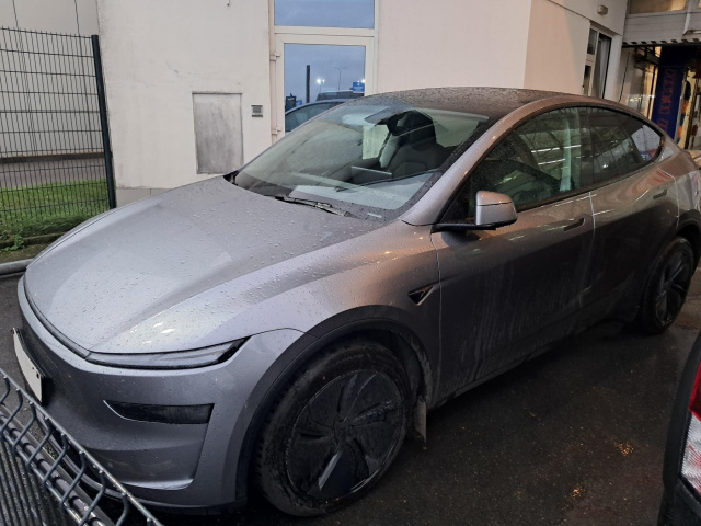 Tesla Model Y 2025