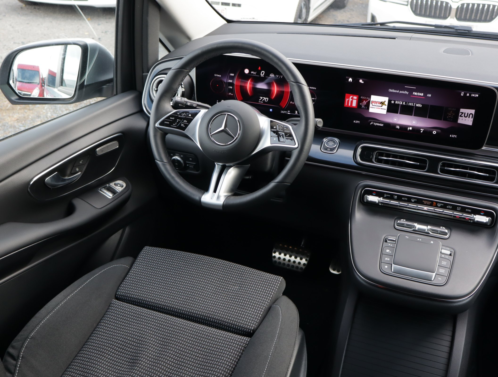 Mercedes - Benz V - 2025