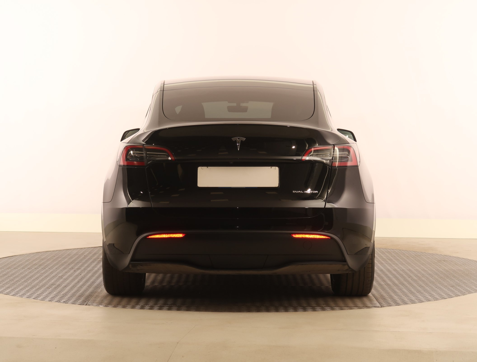 Tesla Model Y - 2024