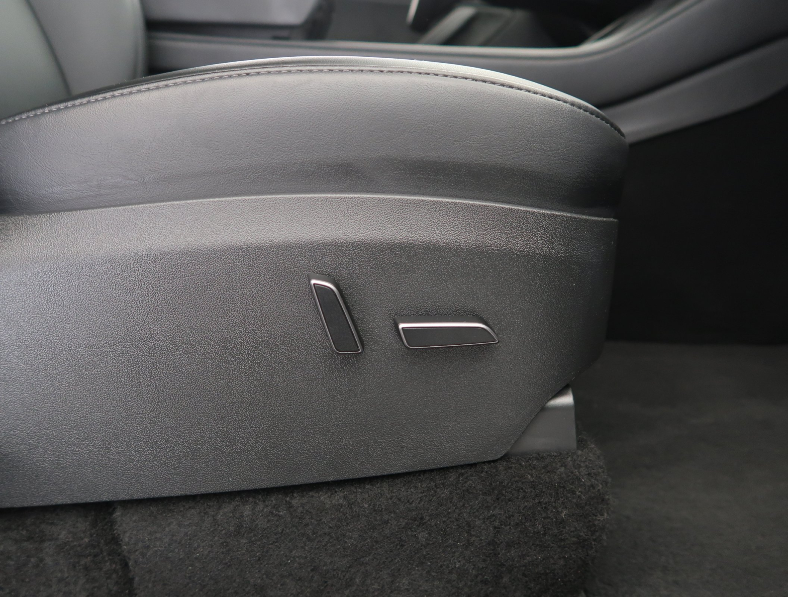 Tesla Model Y - 2024