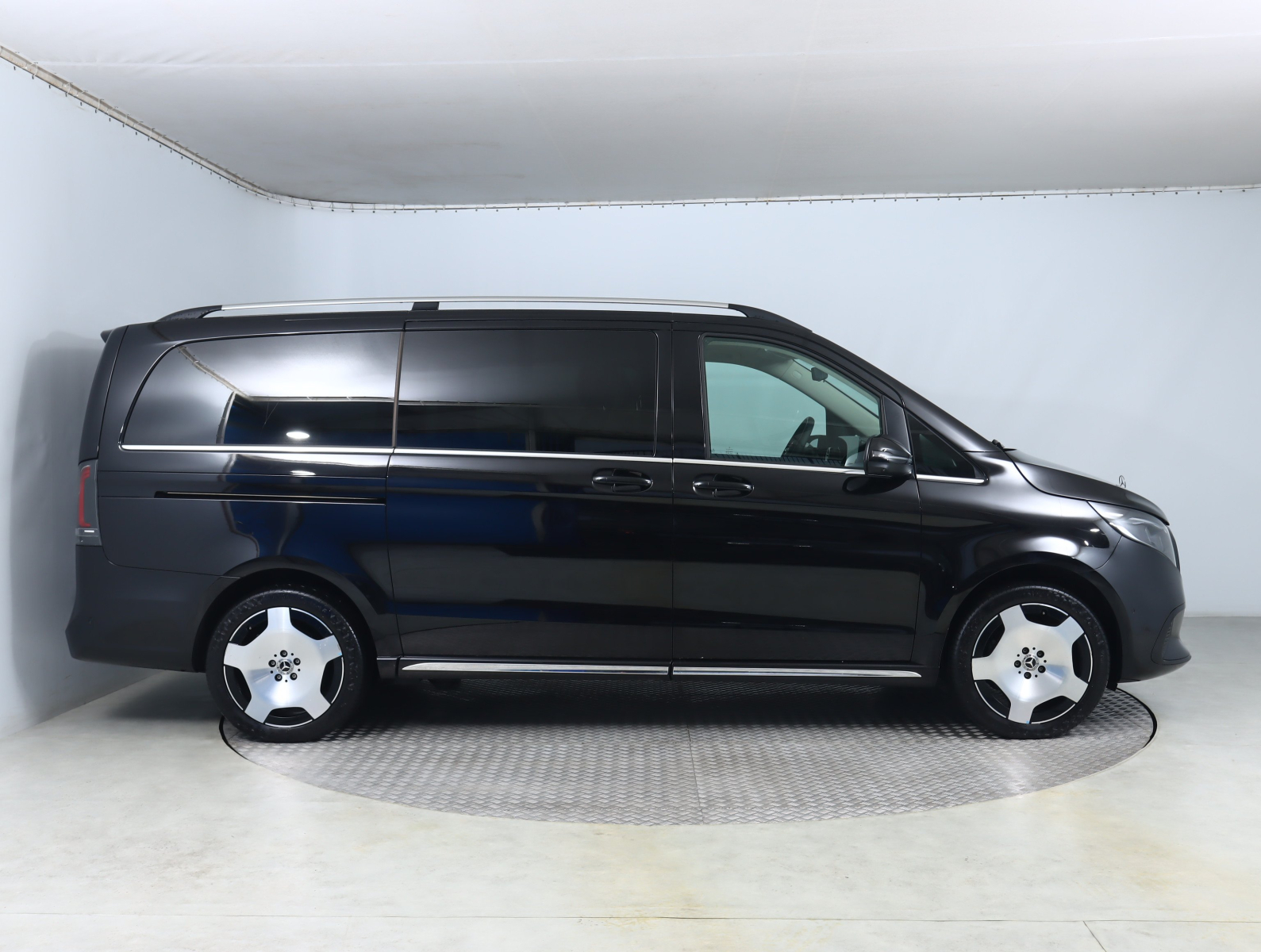 Mercedes-Benz V - 2025