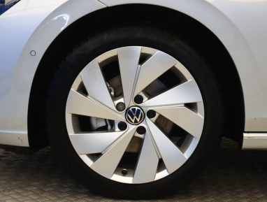 Volkswagen Golf - 2023