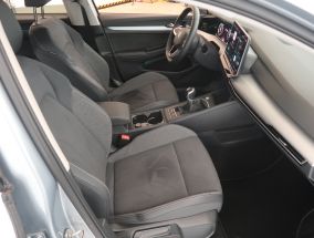 Volkswagen Golf - 2025