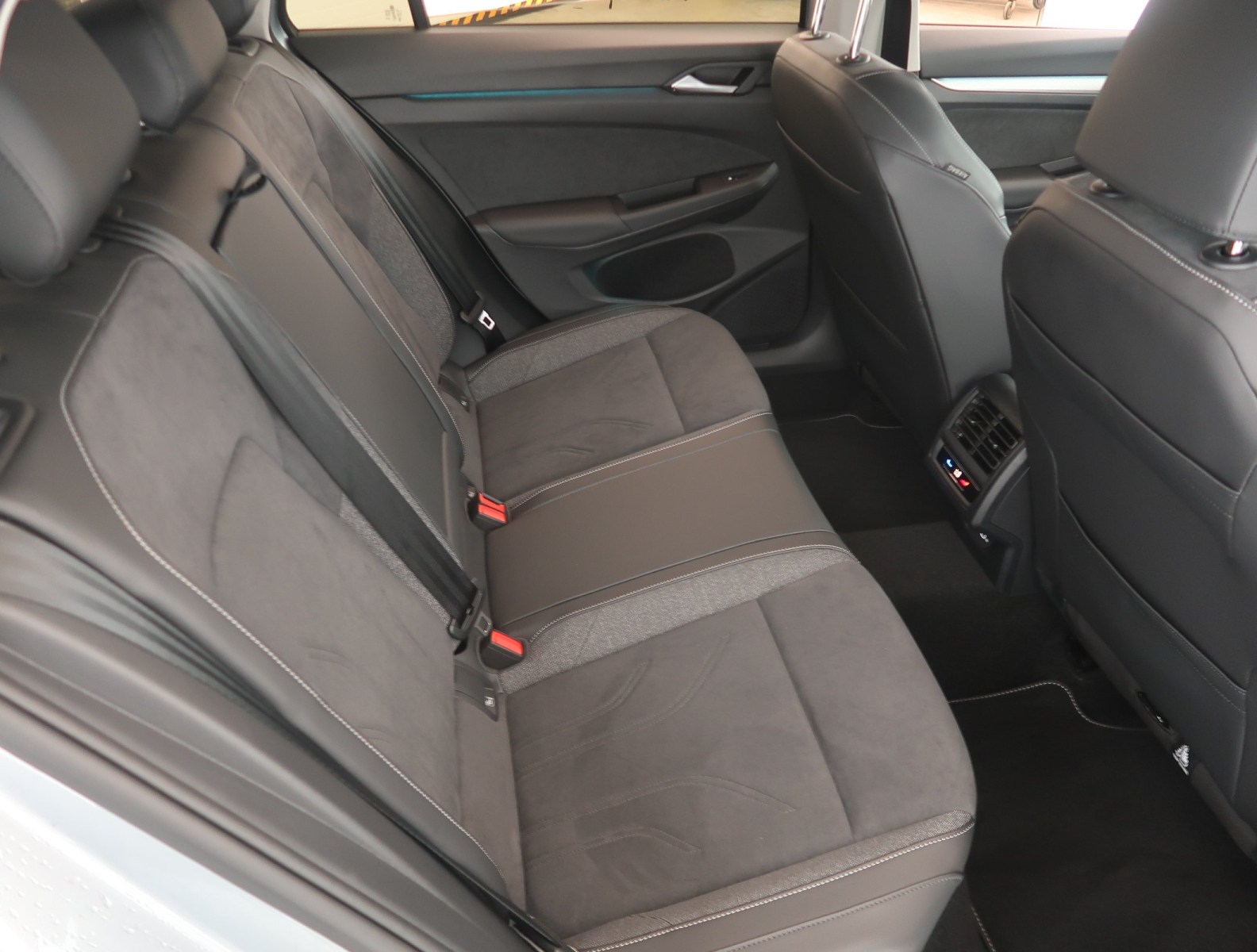 Volkswagen Golf - 2025