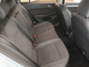 Volkswagen Golf - 2025