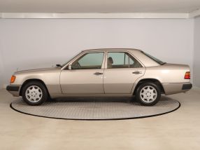 Mercedes-Benz W124 - 1990