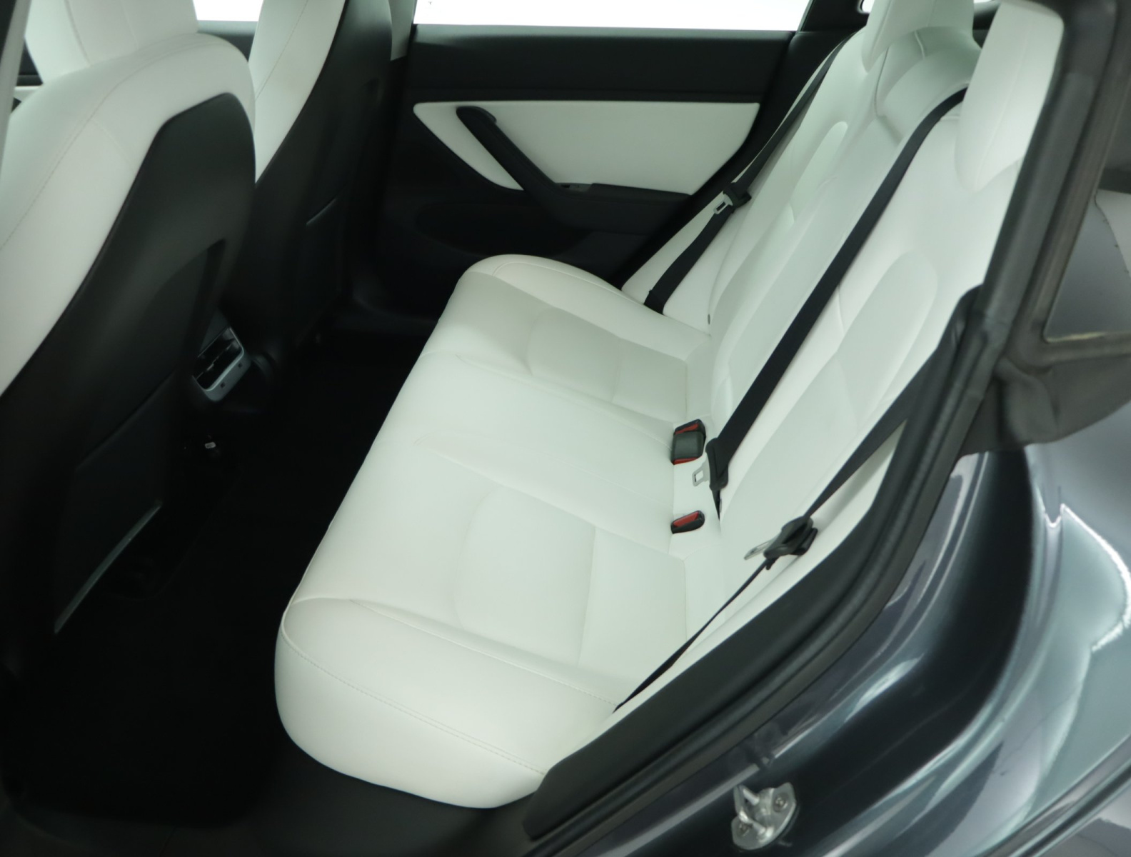 Tesla Model 3 Long Range AWD – fotografie 15