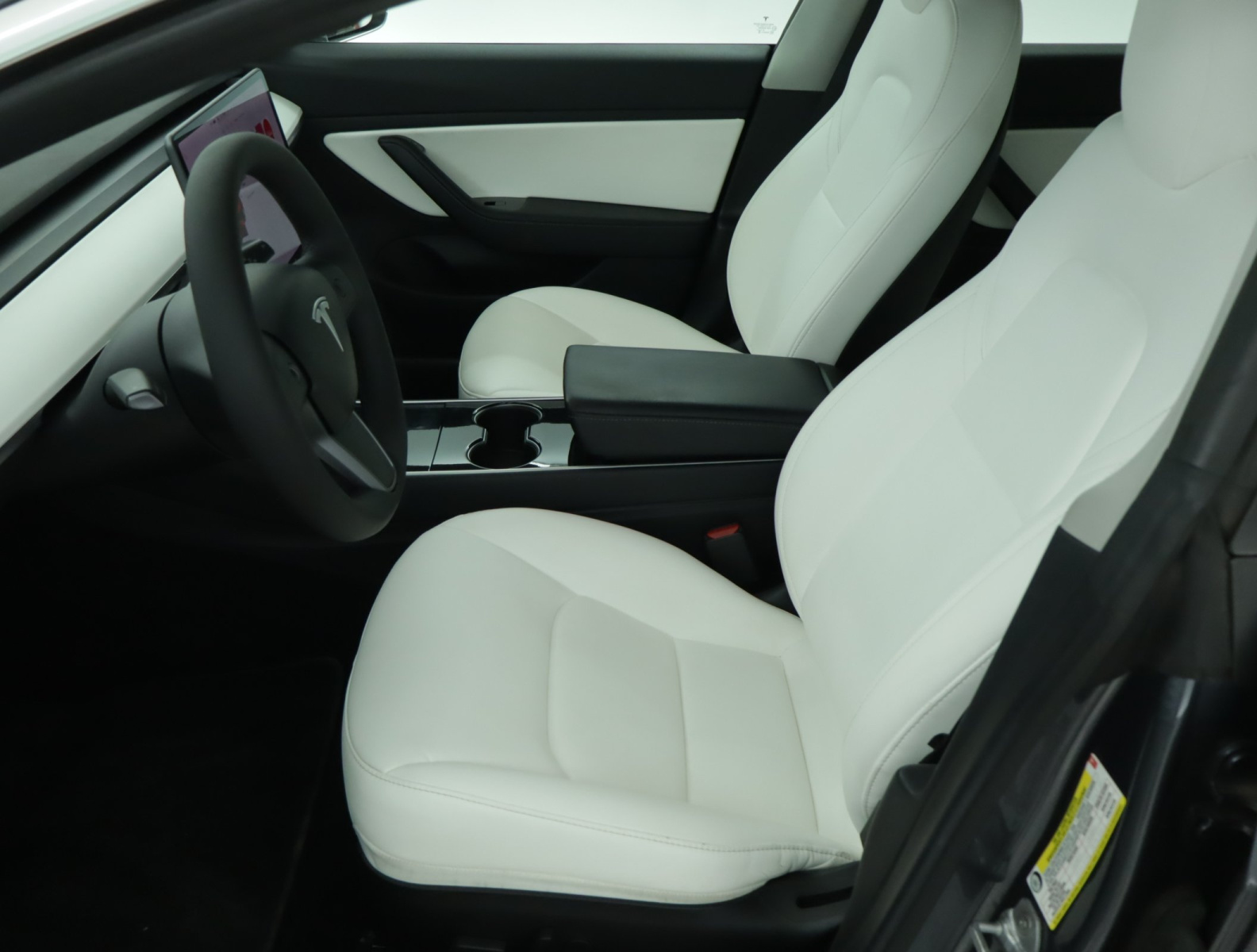 Tesla Model 3 Long Range AWD – fotografie 16
