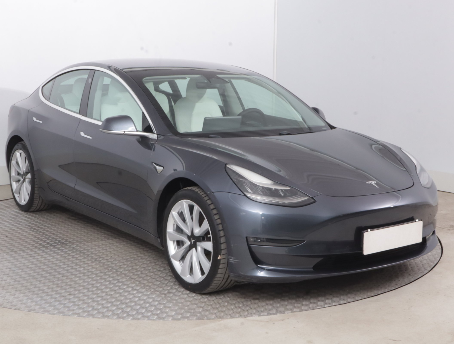 Tesla Model 3 Long Range AWD – fotografie 1