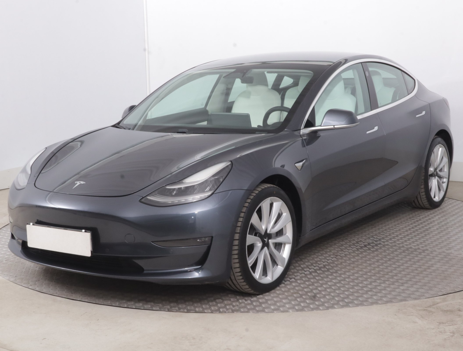 Tesla Model 3 Long Range AWD – fotografie 3