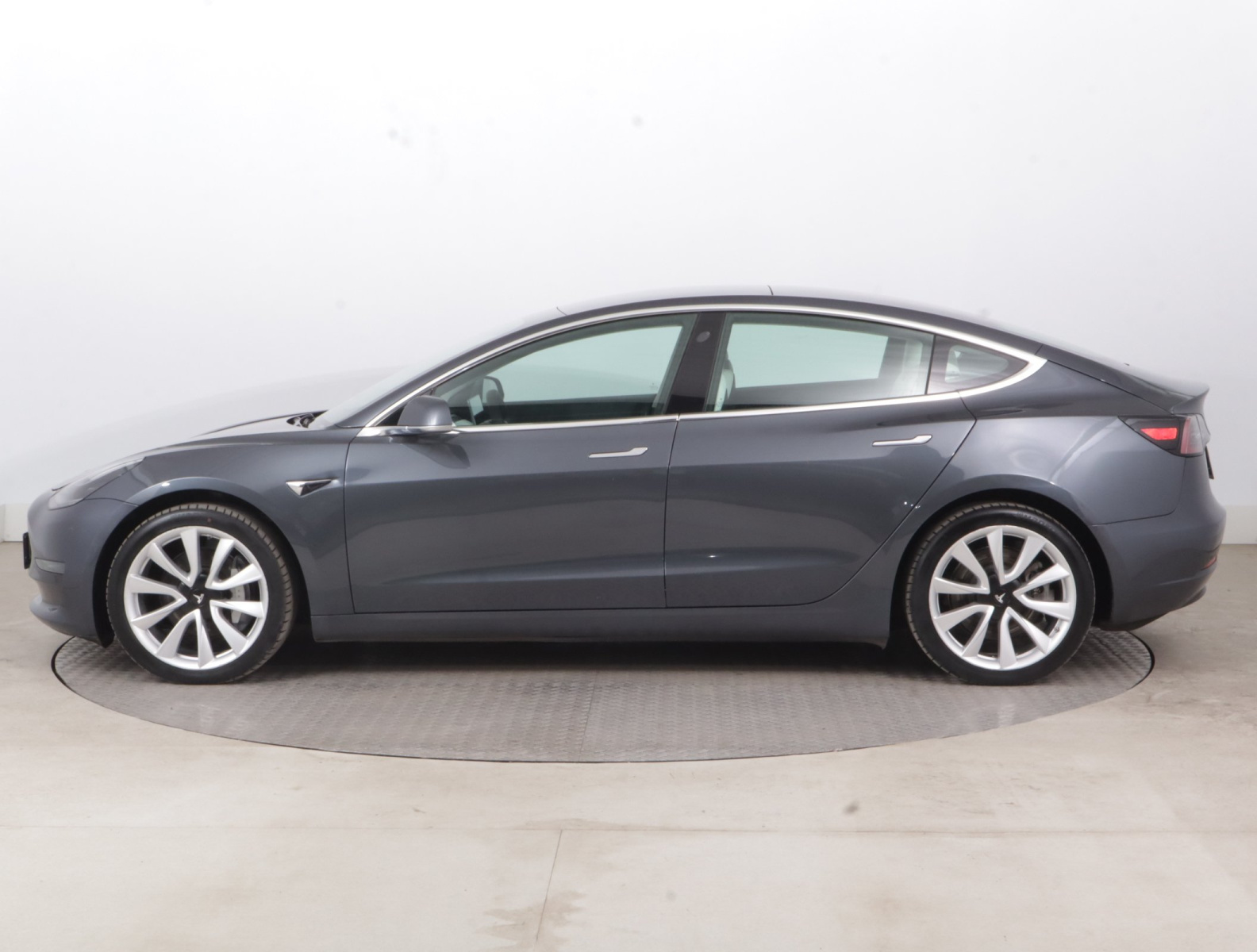 Tesla Model 3 Long Range AWD – fotografie 4