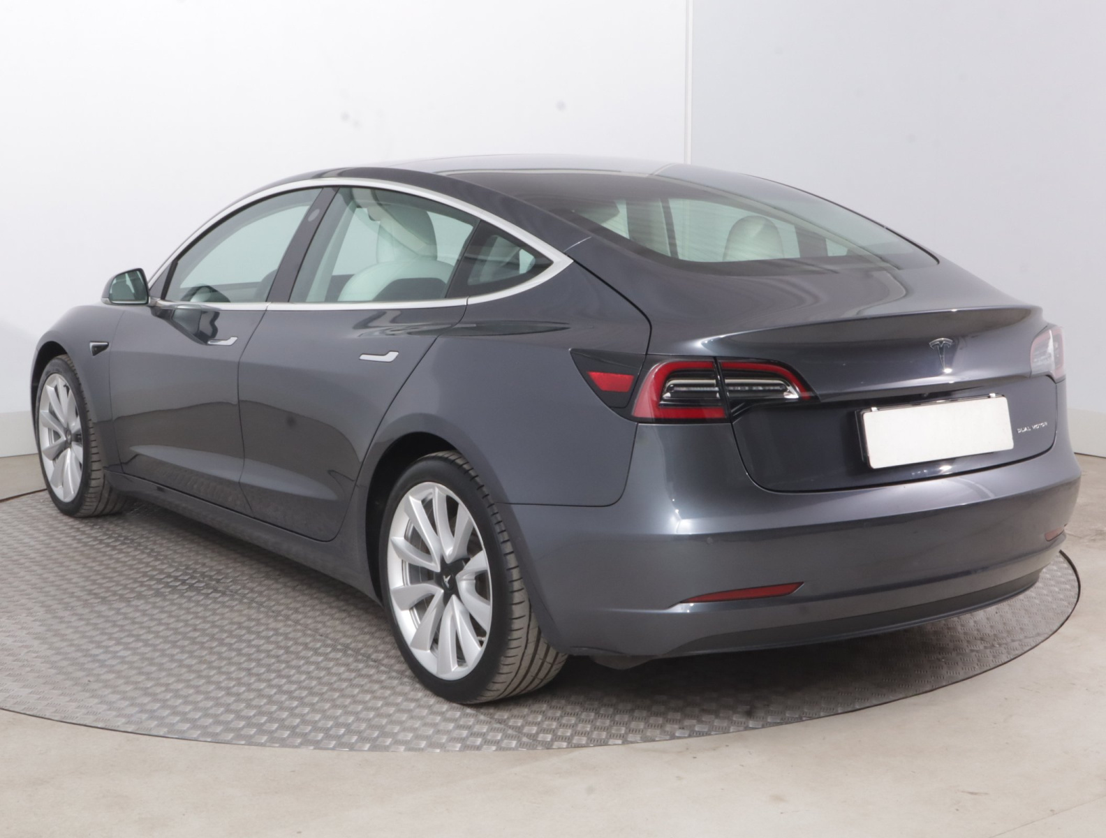 Tesla Model 3 Long Range AWD – fotografie 5