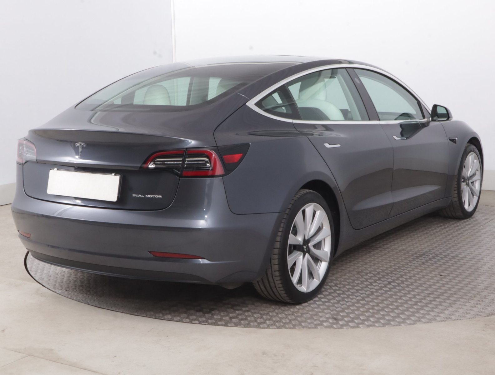 Tesla Model 3 Long Range AWD – fotografie 7