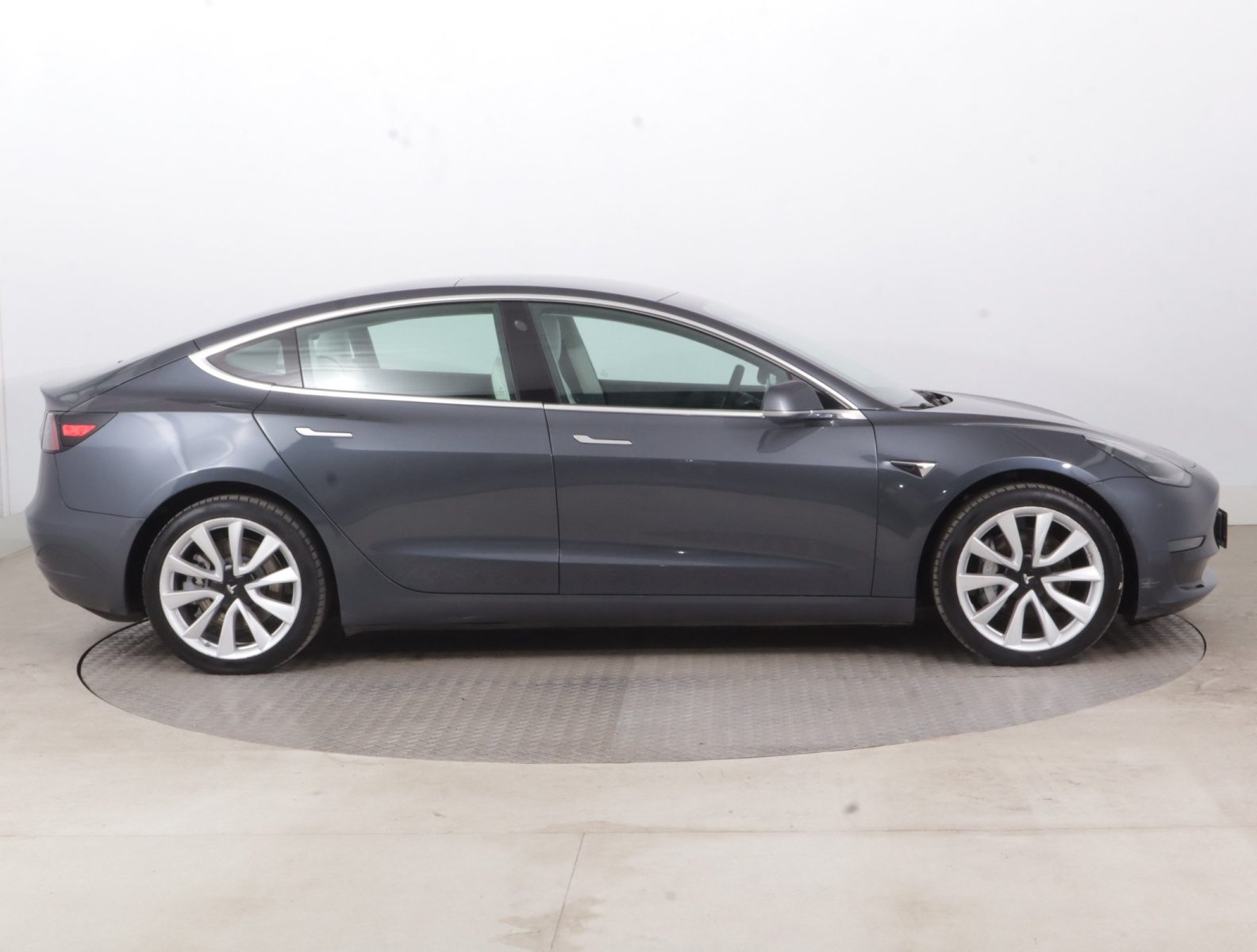 Tesla Model 3 Long Range AWD – fotografie 8