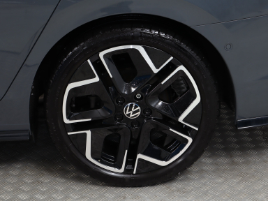 Volkswagen Golf - 2025