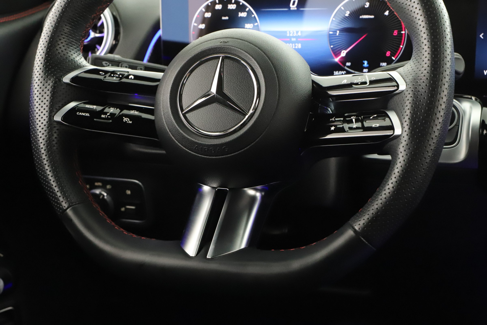 Mercedes-Benz GLB - 2024