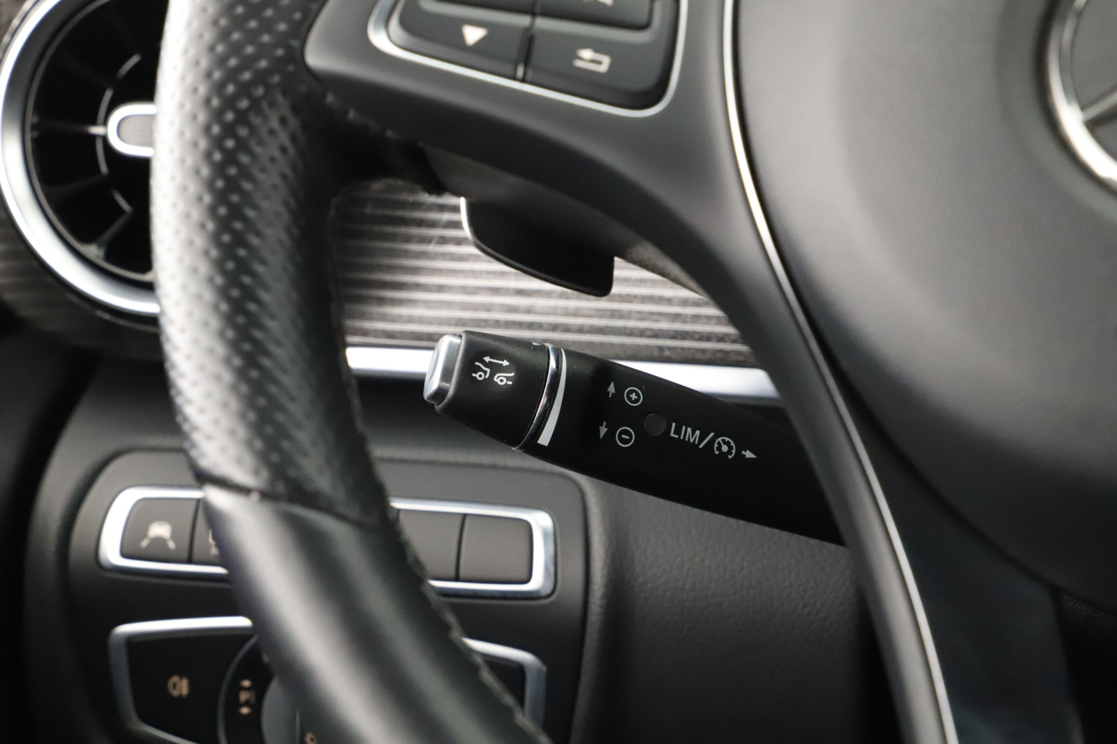 Mercedes-Benz V - 2023