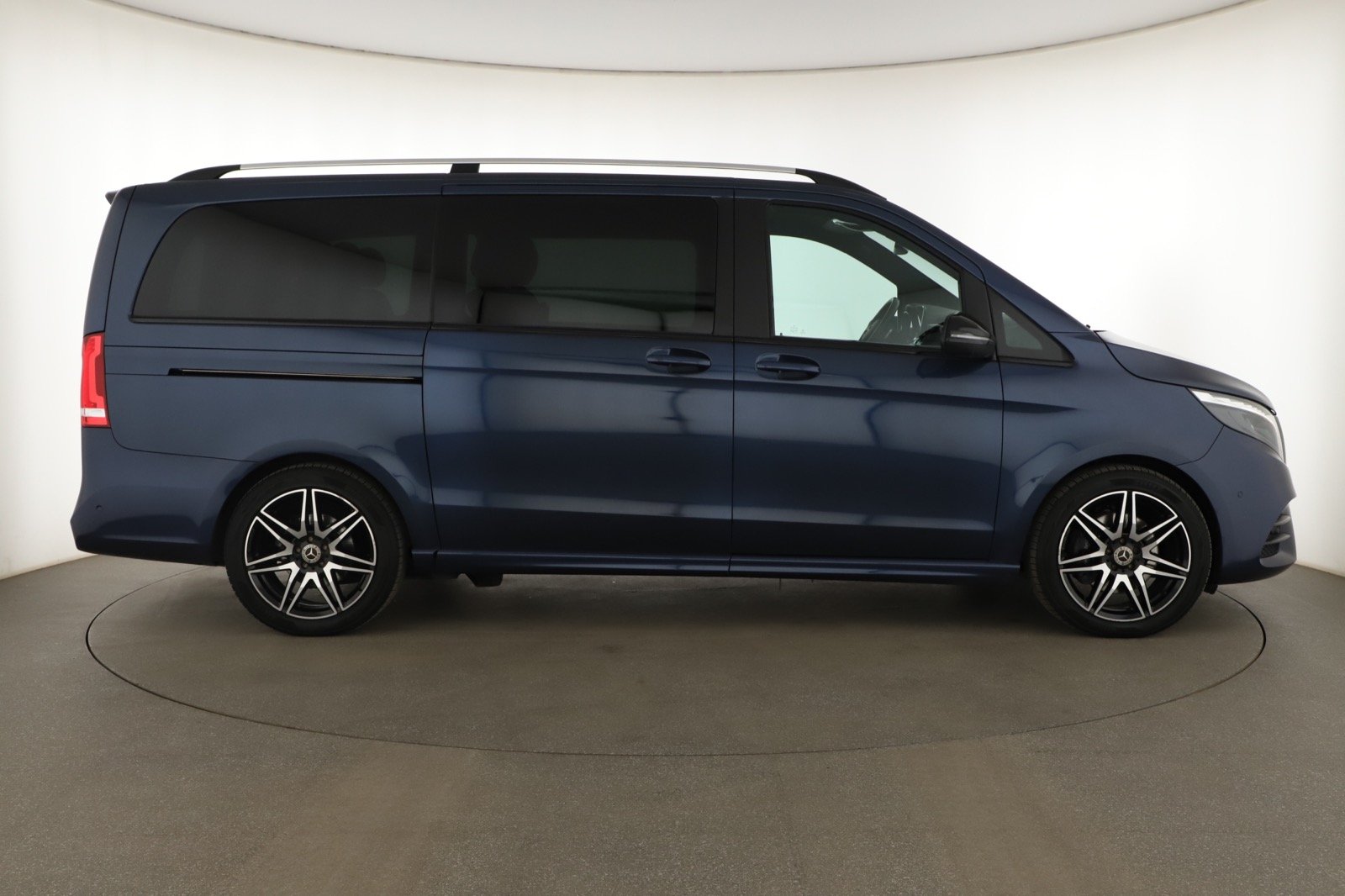 Mercedes-Benz V - 2023