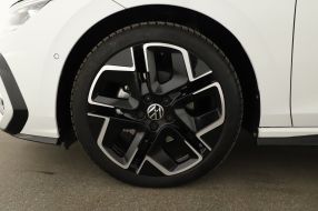 Volkswagen Golf - 2025