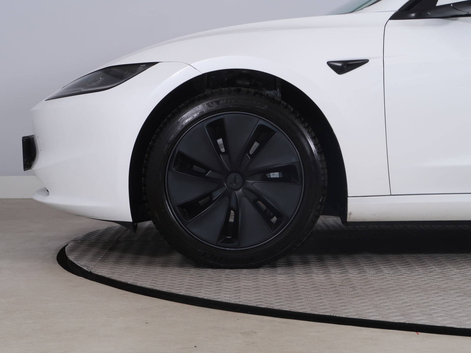 Tesla Model 3 - 2024