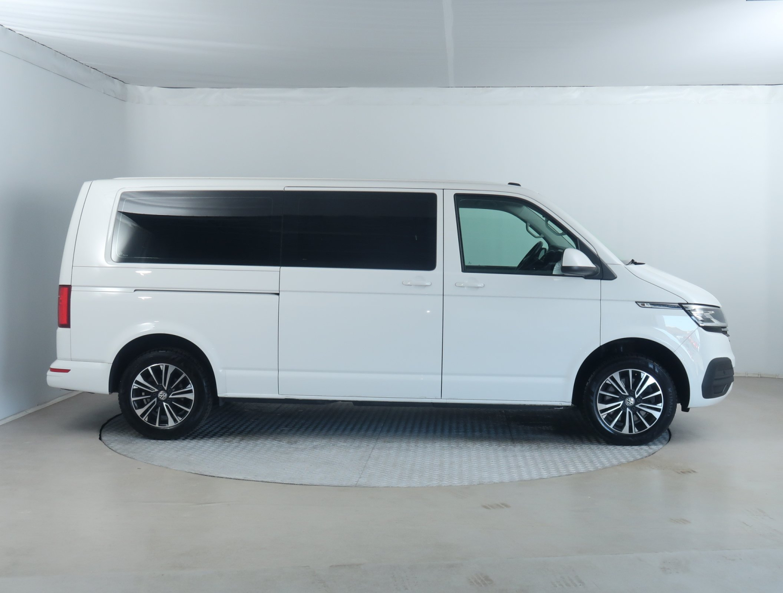 Volkswagen Caravelle - 2023