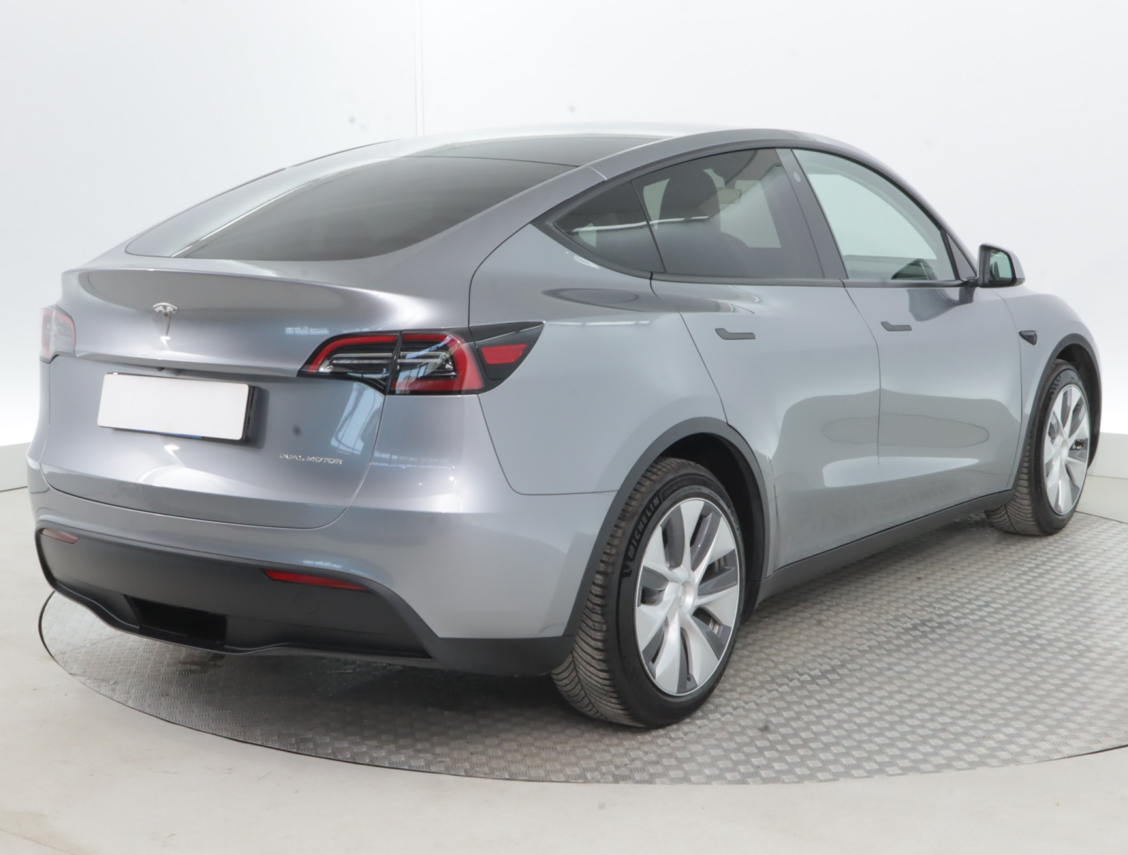 Tesla Model Y - 2024