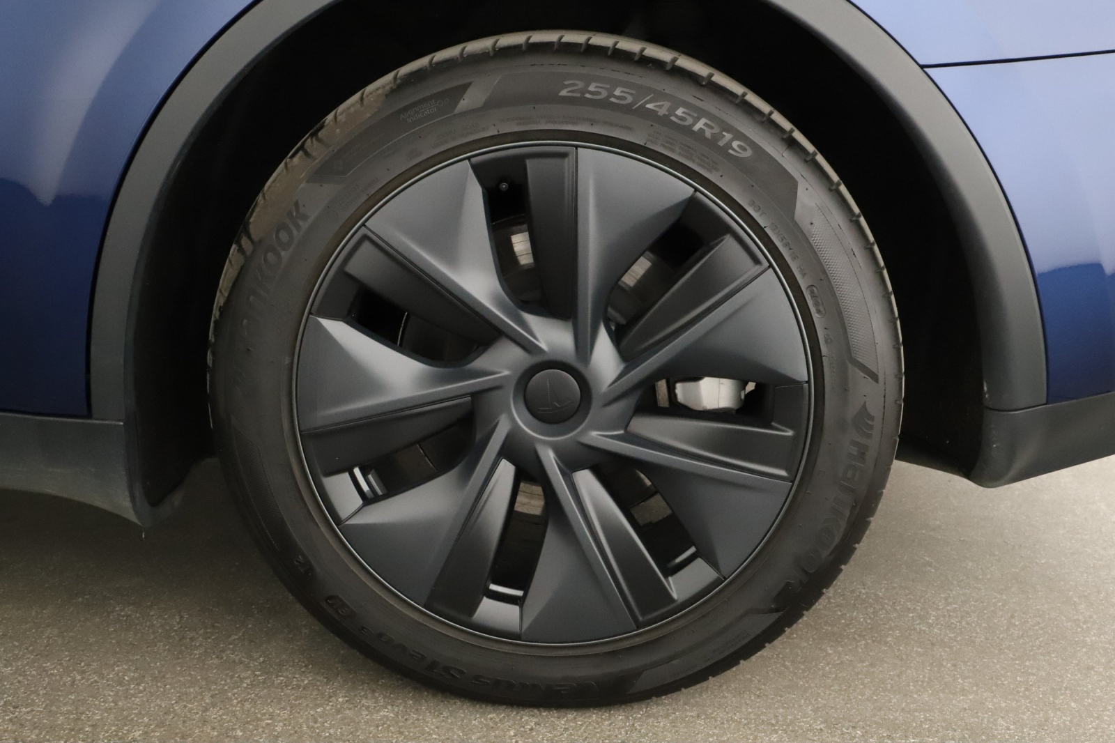 Tesla Model Y - 2025