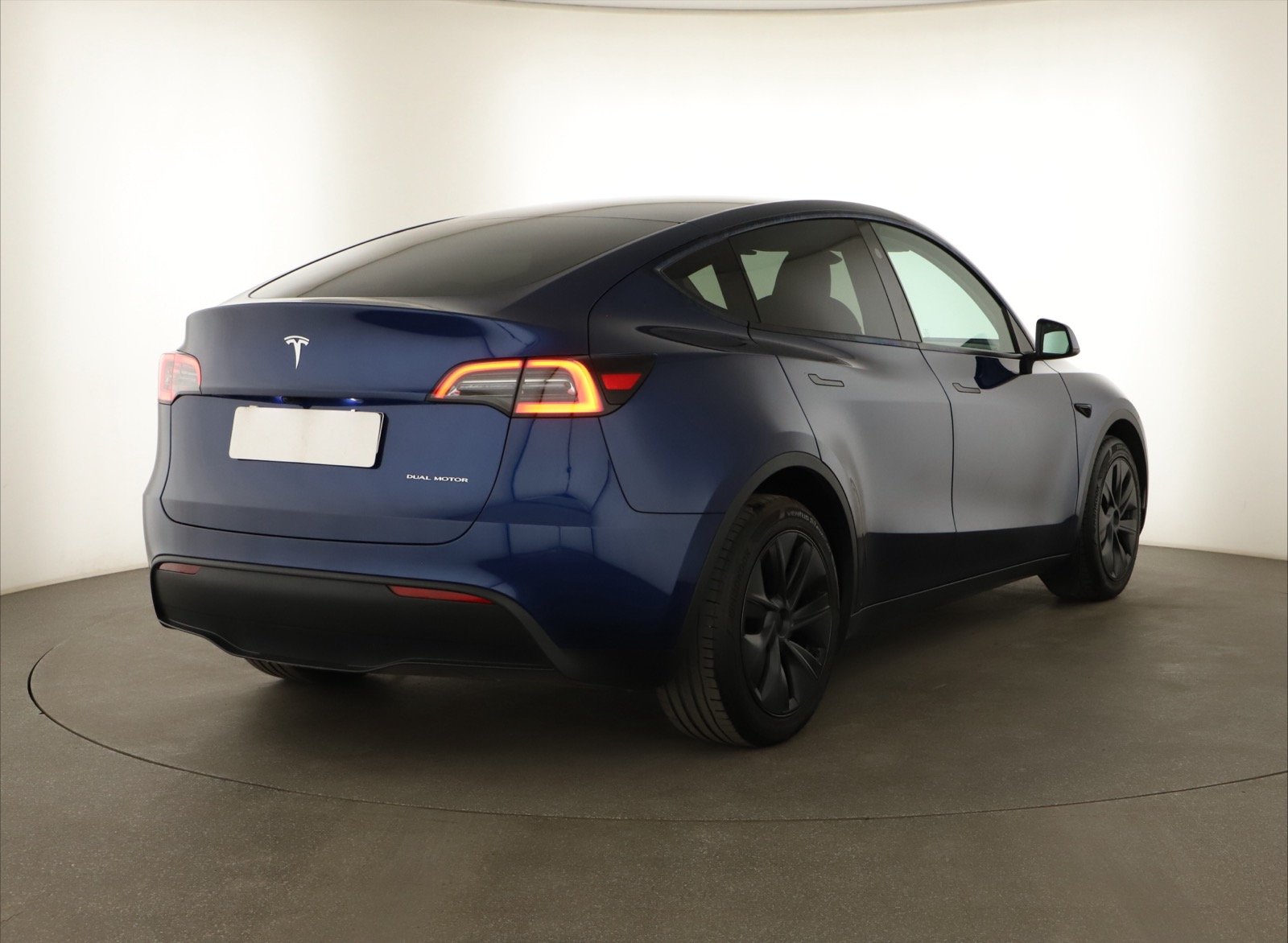 Tesla Model Y - 2025