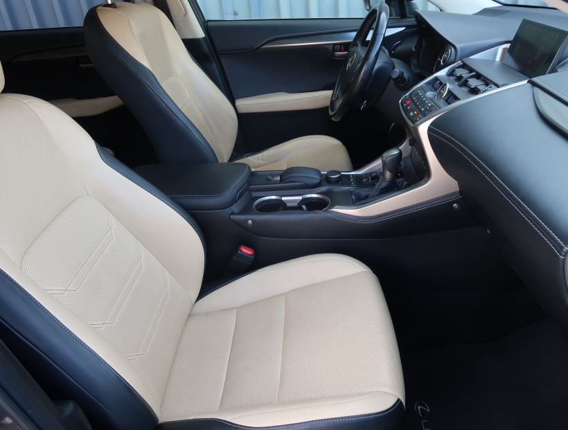 Lexus NX, 2017